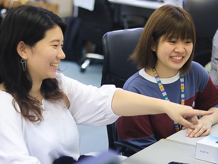 先輩社員に仕事を教わる